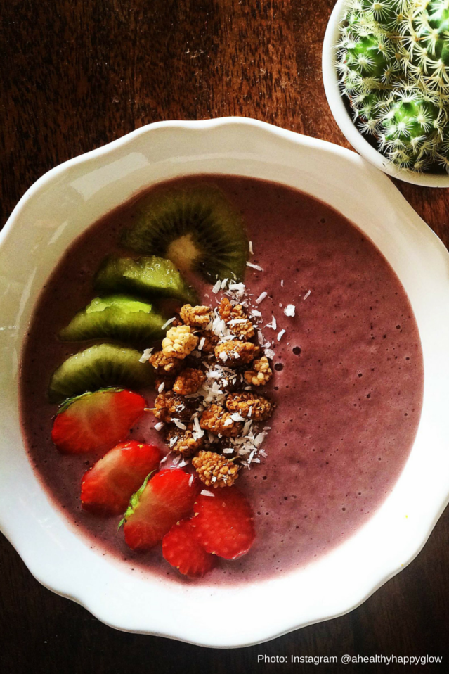 Acai berry smoothie bowl
